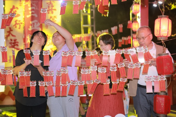 三亞多地推出元宵節(jié)猜燈謎活動(dòng)，吸引市民游客參加。文博攝