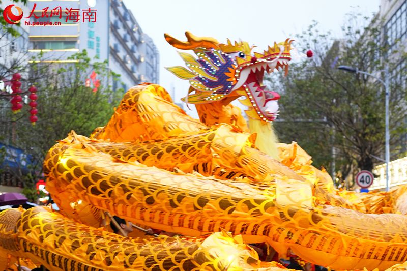 正月十五，在海口瓊山區(qū)，上演“百米舞龍”民俗活動。 人民網(wǎng)記者 孟凡盛攝