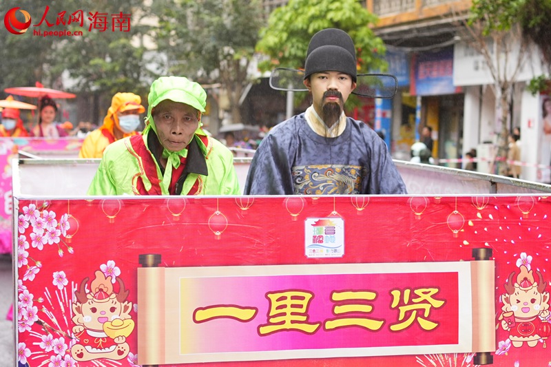 正月十五，在?？诃偵絽^(qū)，上演“裝馬匹”民俗巡游活動(dòng)。 人民網(wǎng)記者 孟凡盛攝