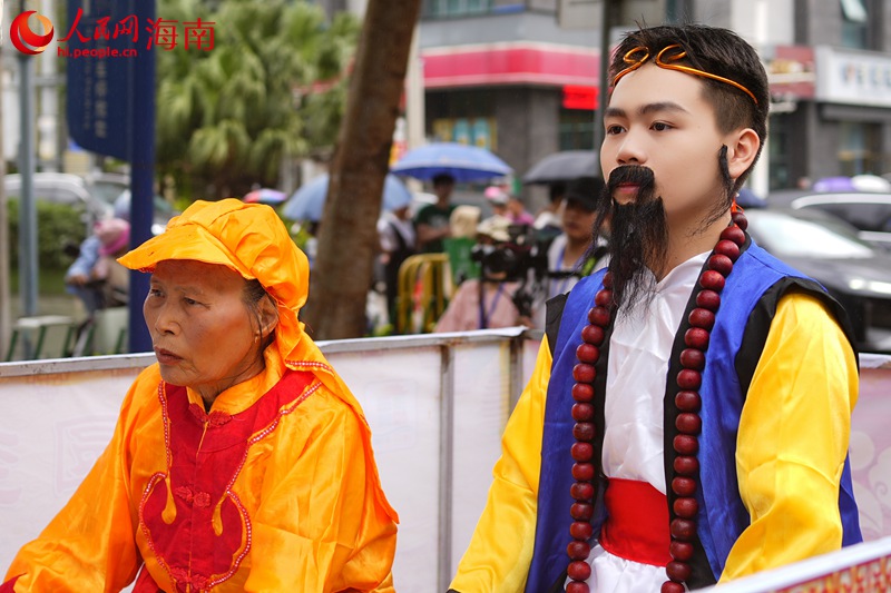 正月十五，在?？诃偵絽^(qū)，上演“裝馬匹”民俗巡游活動(dòng)。 人民網(wǎng)記者 孟凡盛攝