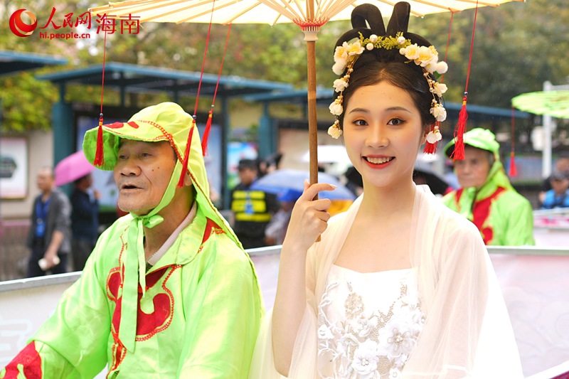 正月十五，在?？诃偵絽^(qū)，上演“裝馬匹”巡游民俗活動(dòng)。 人民網(wǎng)記者 孟凡盛攝