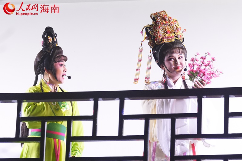 正月十五，在海口瓊山區(qū)上演“瓊劇鬧新春”活動(dòng)。 人民網(wǎng)記者 孟凡盛攝