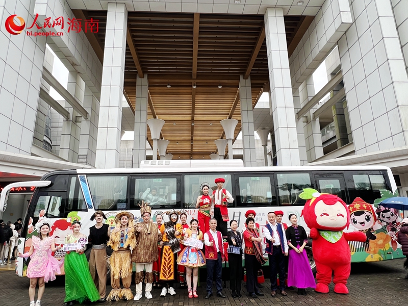 “相約三月三”巴士穿越之旅發(fā)車儀式。人民網(wǎng)記者 李學(xué)山攝