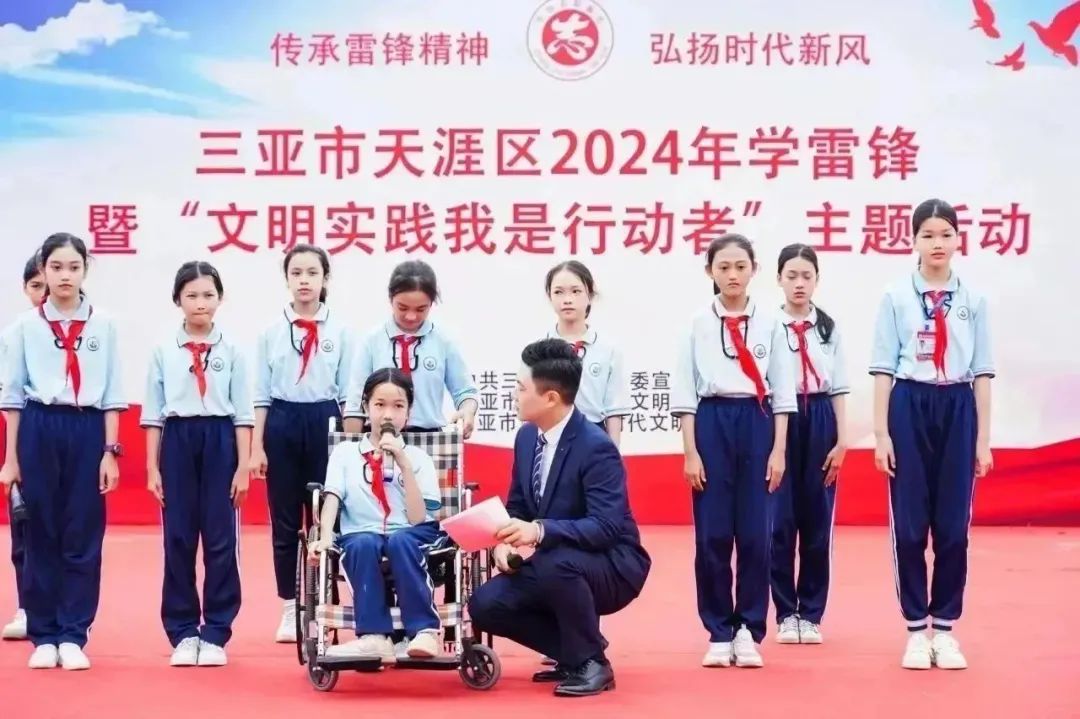 回輝小學(xué)學(xué)雷鋒團(tuán)隊(duì)亮相三亞市天涯區(qū)2024年學(xué)雷鋒暨“文明實(shí)踐我是行動(dòng)者”主題活動(dòng)。天涯區(qū)文明辦供圖