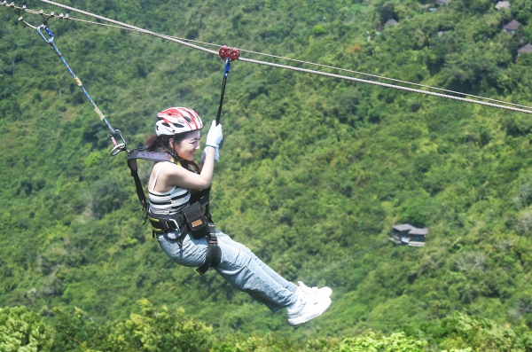 年輕女性喜歡體驗(yàn)三亞亞龍灣熱帶天堂森林旅游區(qū)雨林飛越等刺激性運(yùn)動(dòng)項(xiàng)目。黃慶優(yōu) 攝