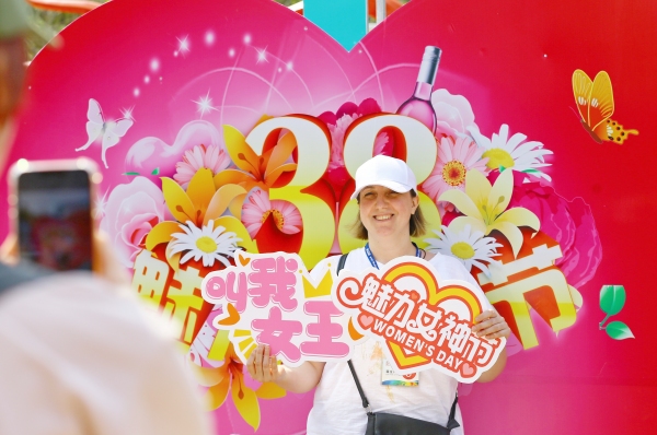 三亞南山文化旅游區(qū)推出3月8日國(guó)際婦女節(jié)主題活動(dòng)，吸引女性游客打卡。陳文武 攝