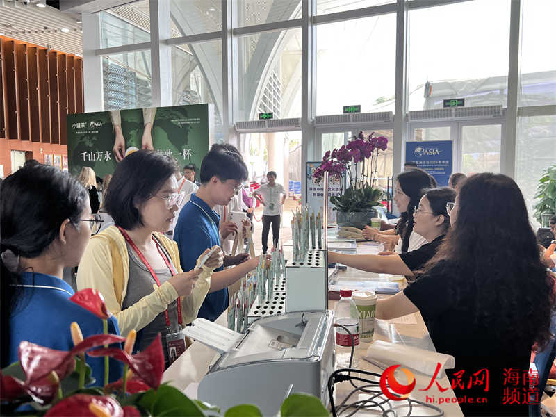 博鰲亞洲論壇新聞中心的工作人員在回應(yīng)媒體記者咨詢。人民網(wǎng)記者 李學(xué)山攝