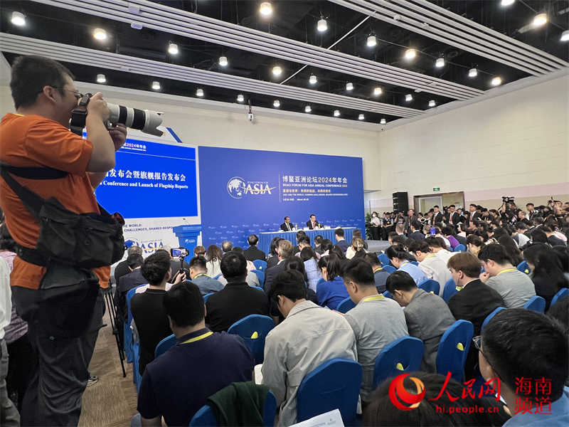 攝影記者袁琛在新聞發(fā)布會(huì)現(xiàn)場(chǎng)拍攝。人民網(wǎng)記者 李學(xué)山攝