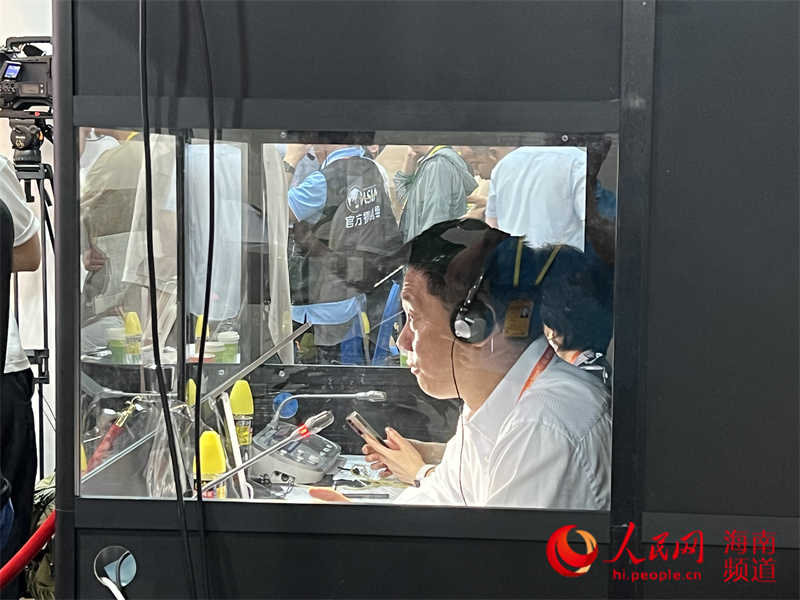 同聲傳譯員在新聞發(fā)布會(huì)現(xiàn)場(chǎng)工作。人民網(wǎng)記者 李學(xué)山攝