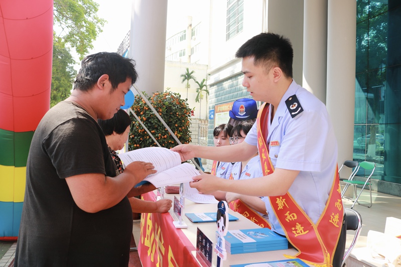 7.圖說：現(xiàn)場(chǎng)設(shè)立便民辦稅咨詢臺(tái)，稅務(wù)干部宣傳稅費(fèi)政策，為群眾解疑答惑。攝影者：張秋瑾