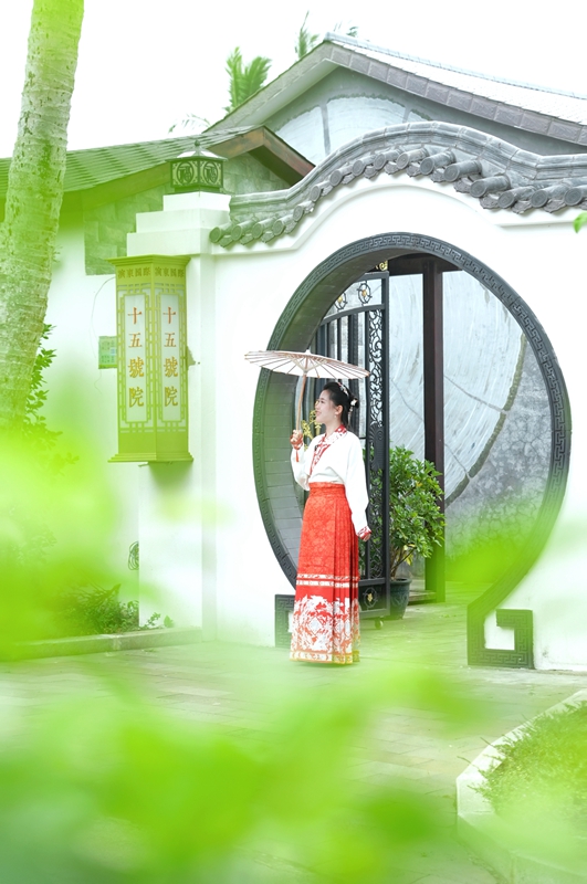 打卡蛇橋。?？谑行旅襟w協(xié)會(huì)供圖