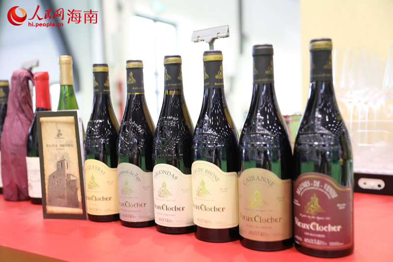 第四屆中國(guó)國(guó)際消費(fèi)品博覽會(huì)上的酒類展品。 人民網(wǎng)記者 孟凡盛攝