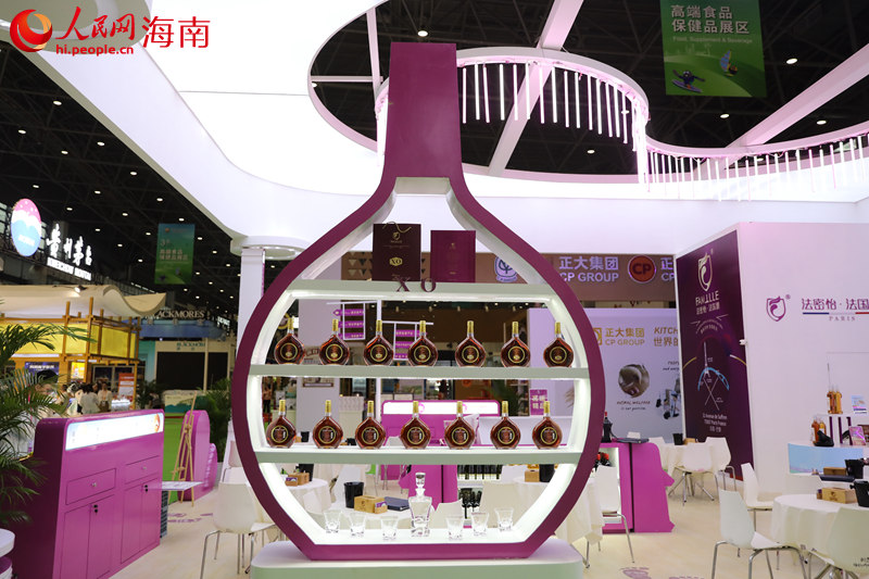 第四屆中國國際消費品博覽會上的酒類展品。 人民網(wǎng)記者 孟凡盛攝