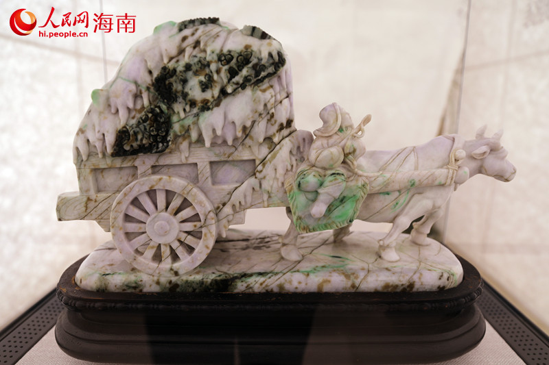 翡翠雪中送炭擺件。 人民網(wǎng)記者 孟凡盛攝
