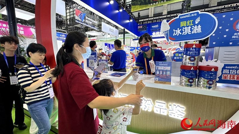 高培的奶油冰激凌深受大家的喜愛。人民網(wǎng)記者 符武平攝