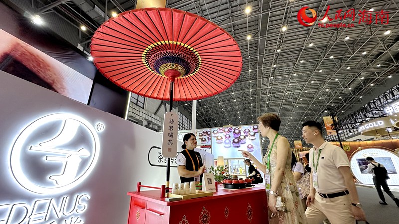 國(guó)潮茶具吸引專業(yè)觀眾前來(lái)接洽。人民網(wǎng)記者 符武平攝