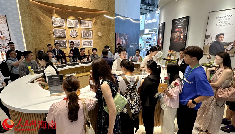 在名酒展臺(tái)前，觀眾排隊(duì)品美酒。人民網(wǎng)記者 符武平攝