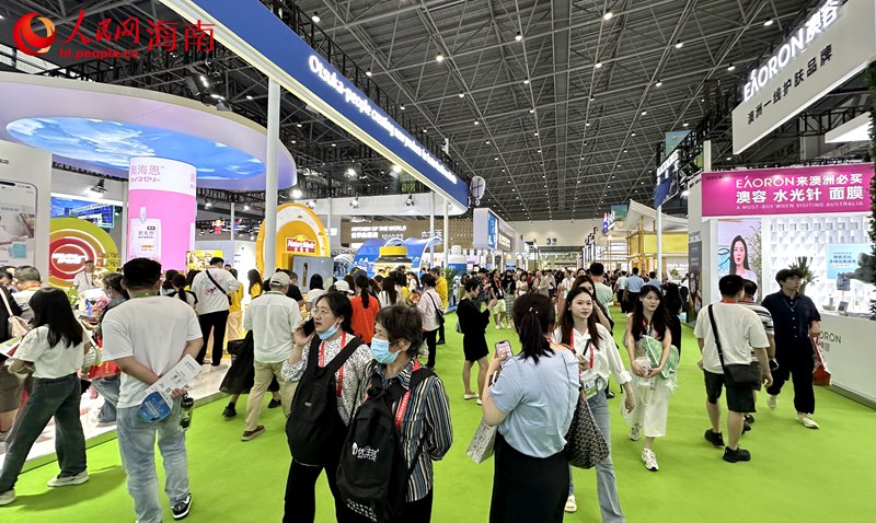 消博會(huì)國(guó)際展館內(nèi)人潮涌動(dòng)。人民網(wǎng)記者 符武平攝