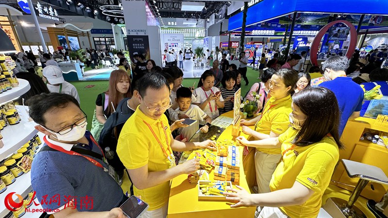參展觀眾爭(zhēng)相品嘗品牌軟糖。人民網(wǎng)記者 符武平攝