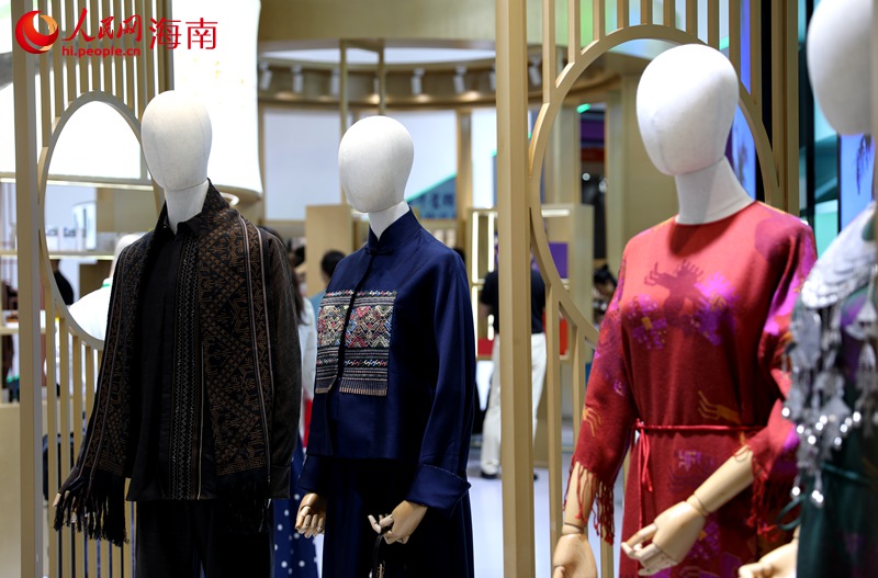 工藝精湛的黎錦服飾。人民網(wǎng)記者 符武平攝
