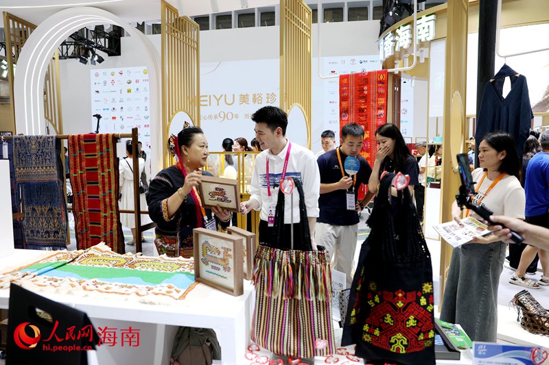 海南館內(nèi)展出的黎錦受關(guān)注。人民網(wǎng)記者 符武平攝
