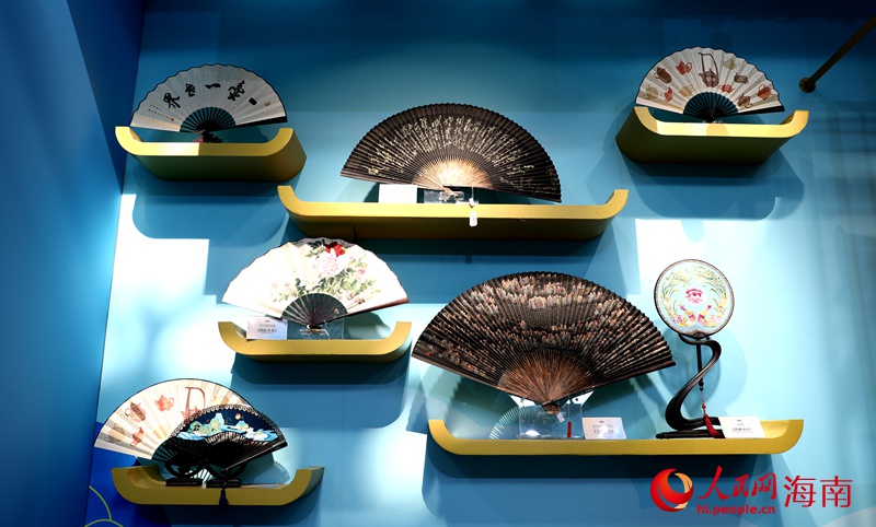 杭州館展出的扇子工藝品。人民網(wǎng)記者 符武平攝
