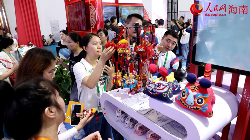 陜西館展出的刺繡文創(chuàng)產品廣受歡迎。人民網記者 符武平攝