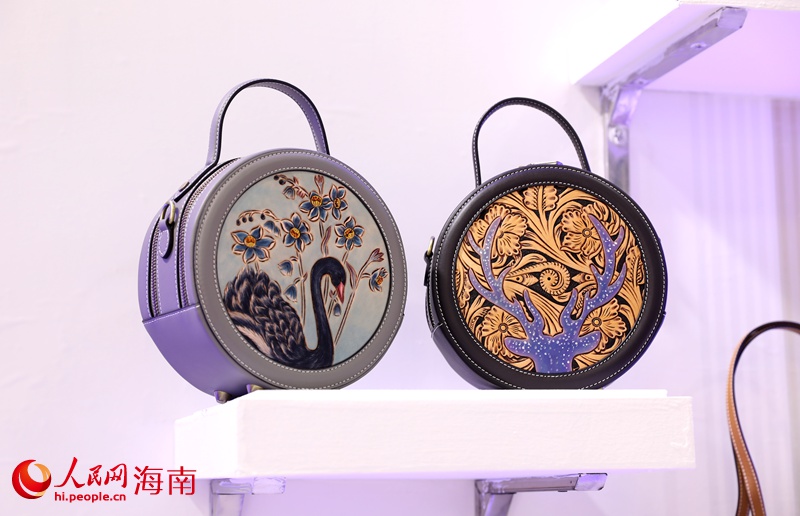 手工雕刻皮藝。人民網(wǎng)記者 符武平攝