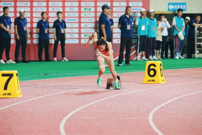 天涯區(qū)黎族女孩林進(jìn)霞努力奔跑，跑進(jìn)清華大學(xué)