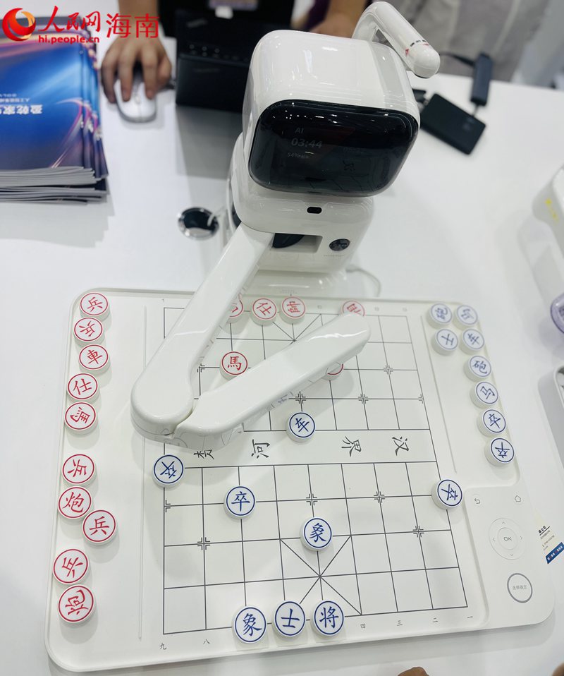 機(jī)器人下象棋，科大訊飛展出的智能展品。人民網(wǎng) 符小葉攝