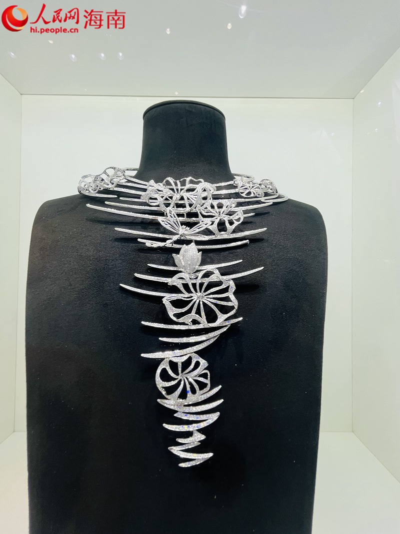 消博會(huì)上展示的鉆石展品。人民網(wǎng) 符小葉攝