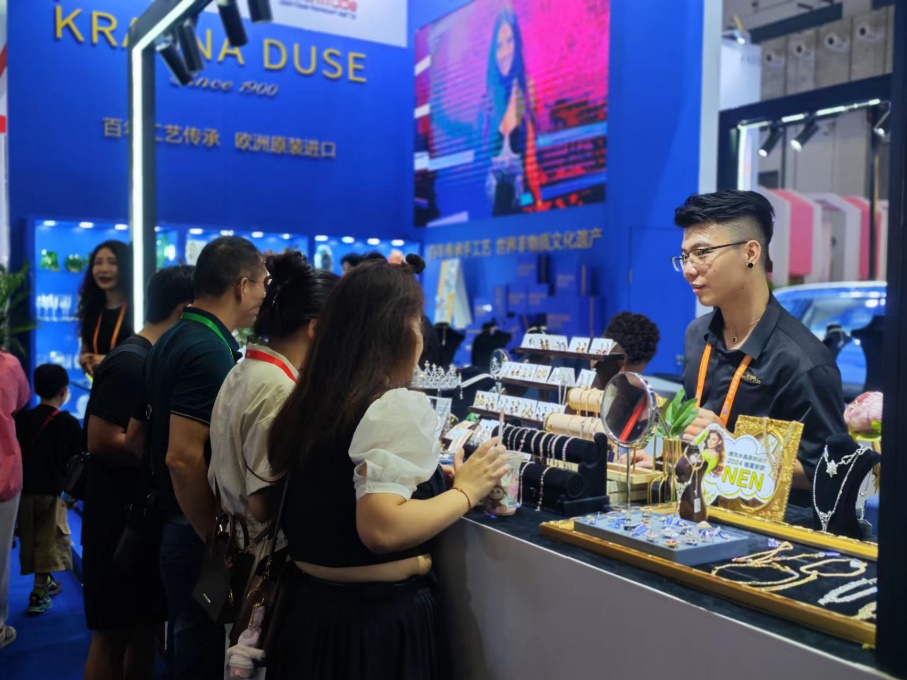 第四屆消博會捷克展區(qū)展示的水晶飾品，吸引了觀展者試戴