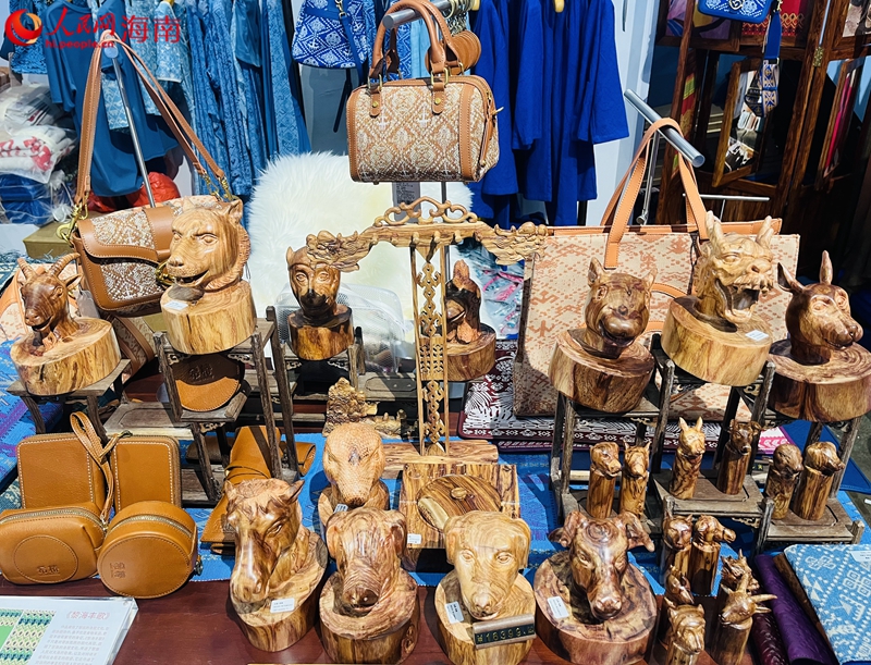 融入民族特色的工藝品。人民網 符小葉攝