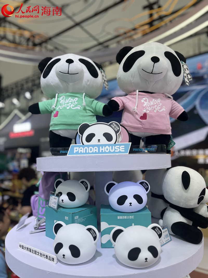 四川館的熊貓玩偶展品。人民網(wǎng) 符小葉攝