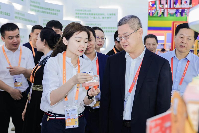 海墾熱作集團有限公司黨委副書記、總經(jīng)理藍潔推介“海墾好物”。海墾熱作集團供圖