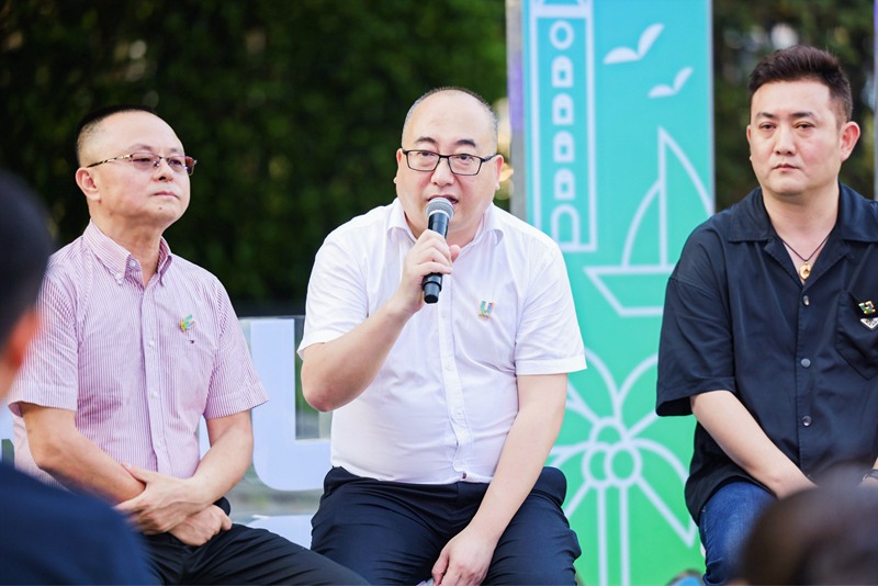 ?？谑新梦木志珠L王可（中）和媒體交流。?？谑新梦木止﹫D