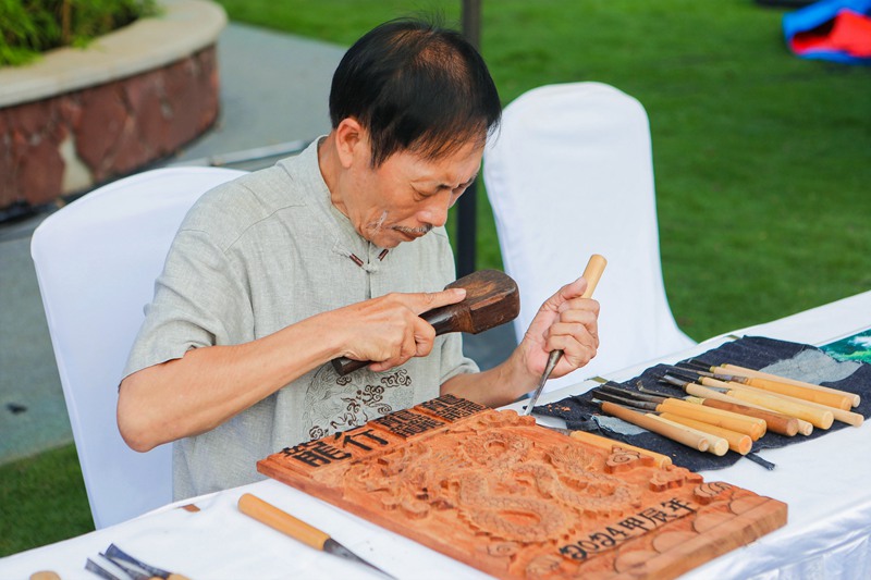 海南龍?zhí)恋窨趟囆g(shù)非遺傳承人王科美現(xiàn)場展示。?？谑新梦木止﹫D
