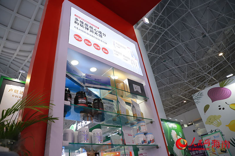 海南華研展柜上擺放著眾多產(chǎn)品。人民網(wǎng)記者 牛良玉攝