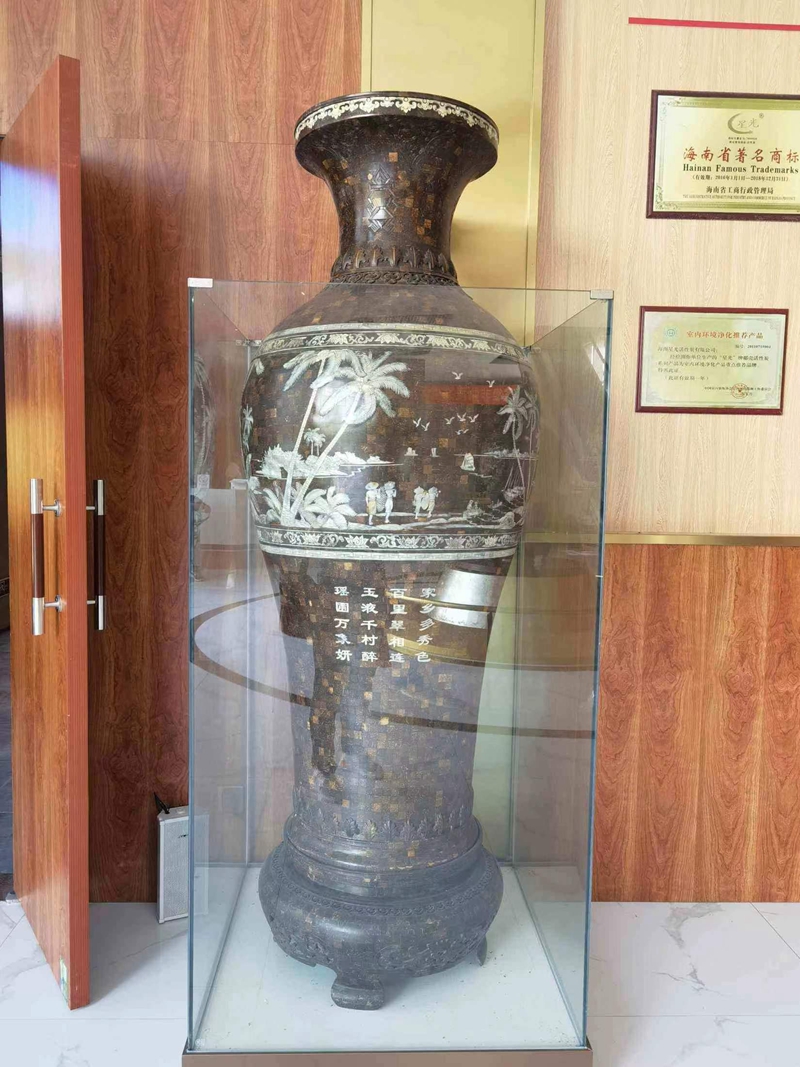 海南國貨潮品館展示的巨型椰雕花瓶。海南省旅文廳供圖