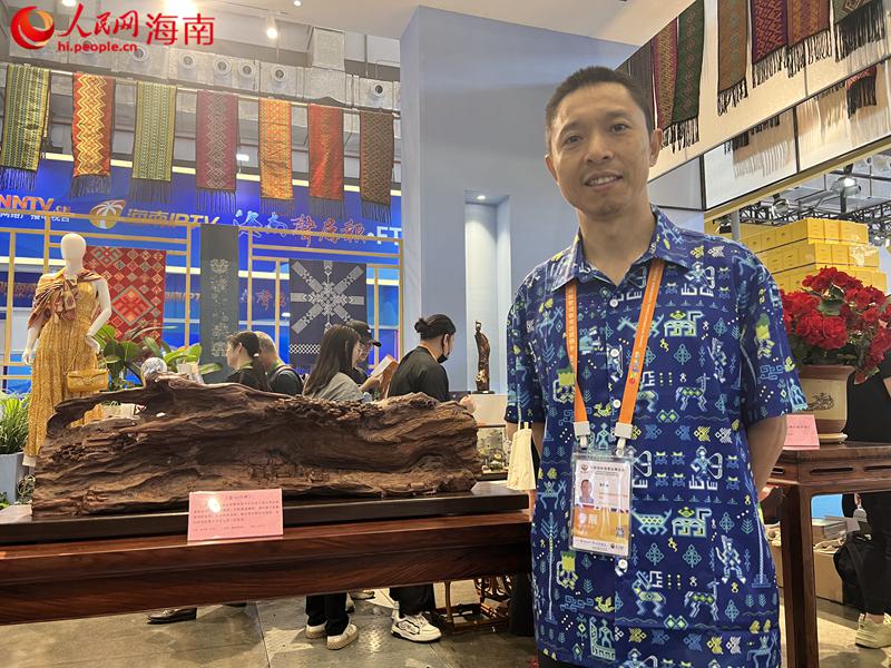 中國(guó)工藝美大師吳孔德帶著自己的新作品亮相消博會(huì)海南國(guó)貨潮品館。人民網(wǎng)記者 李學(xué)山攝