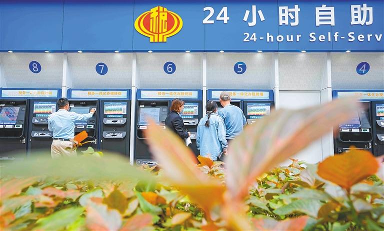 位于澄邁縣老城鎮(zhèn)的海南生態(tài)軟件園，工作人員協(xié)助客戶辦稅。袁才 攝
