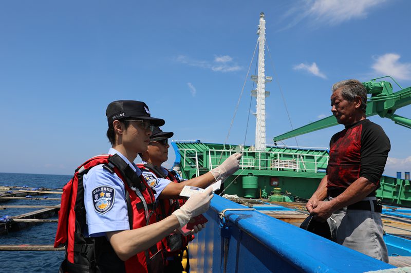 執(zhí)勤民警對(duì)船員進(jìn)行人證對(duì)照檢查。符開(kāi)雄攝