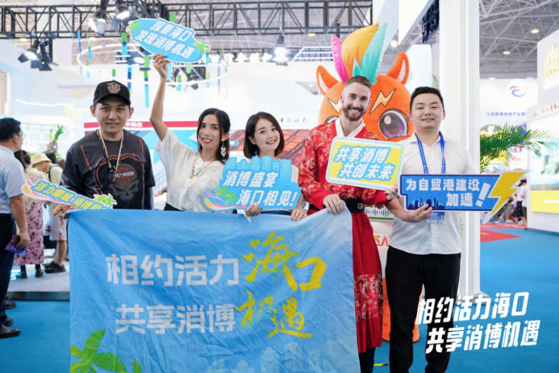 網(wǎng)絡(luò)大V們打卡各個(gè)展館。?？谑行旅襟w協(xié)會(huì)供圖