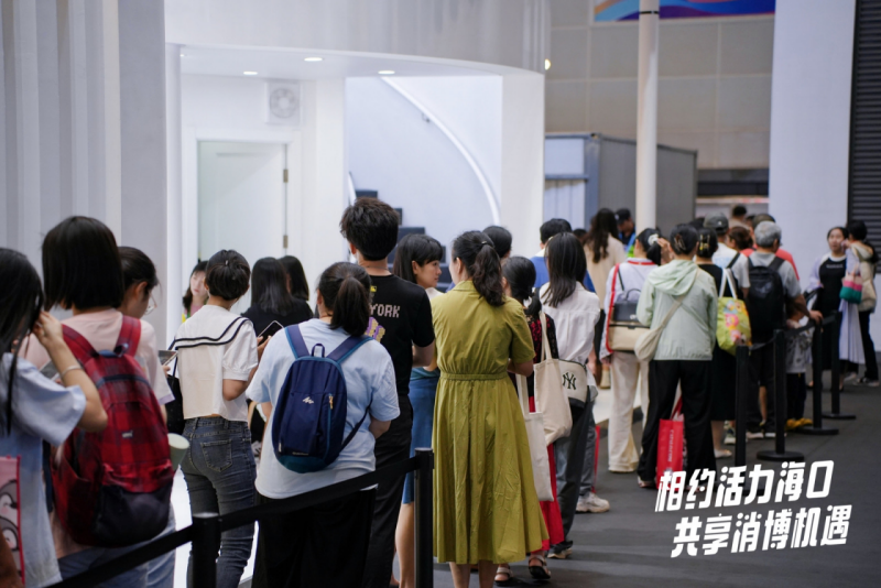 本屆消博會(huì)各個(gè)展館都推出了精彩紛呈的活動(dòng)，引無數(shù)觀展市民、游客大排長(zhǎng)龍爭(zhēng)相打卡。?？谑行旅襟w協(xié)會(huì)供圖