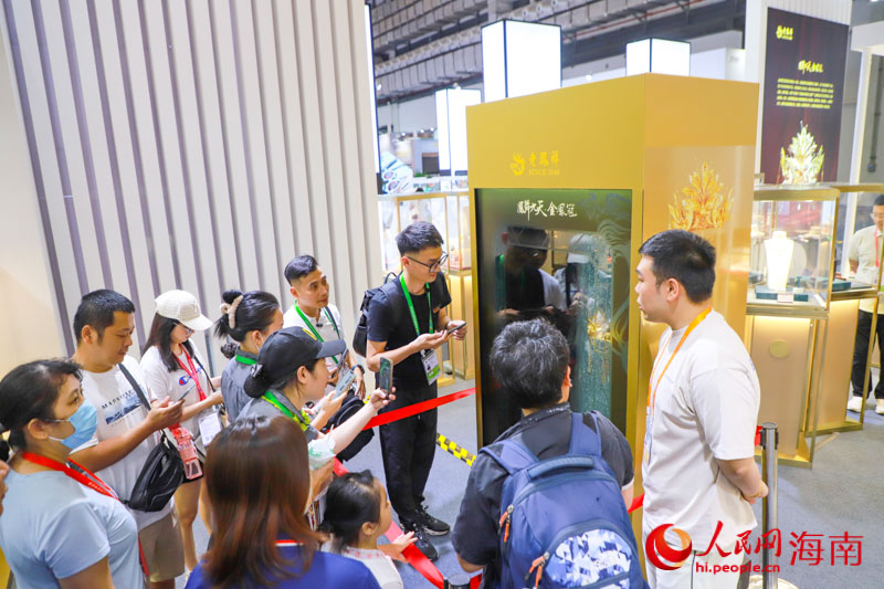 老鳳祥展出的“懸浮鳳冠”成為全場(chǎng)焦點(diǎn)之一。人民網(wǎng)記者 牛良玉攝