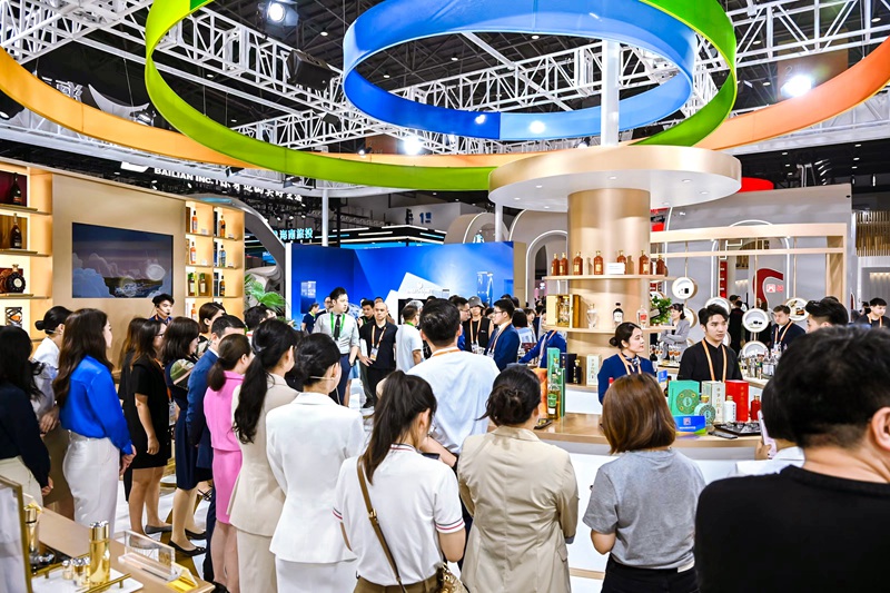 ?？孛舛悺皻g樂(lè)全球購(gòu)、暢享好生活”主題展區(qū)。海控免稅供圖