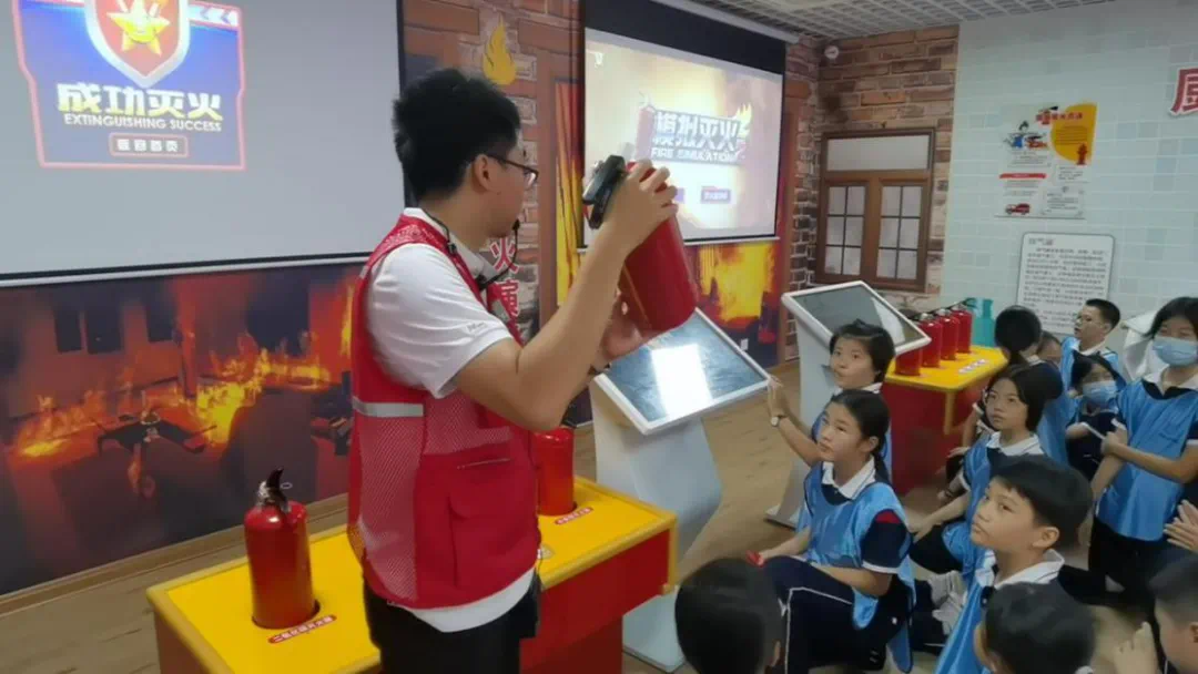 姜興海老師在教三亞魯迅中學(xué)的學(xué)生進(jìn)行