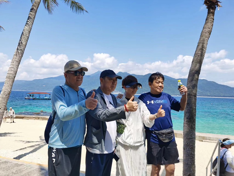 腎友生活品質(zhì)訓(xùn)練營成員在三亞游玩。受訪者供圖