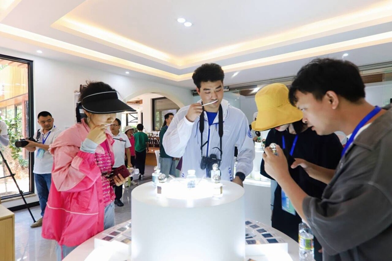 媒體行成員嗅聞香水。孫珂攝