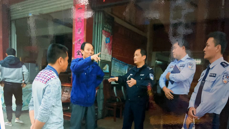 姚勝利擔(dān)任交警期間在公交公司向企業(yè)負(fù)責(zé)人了解運(yùn)行情況。保亭公安局供圖